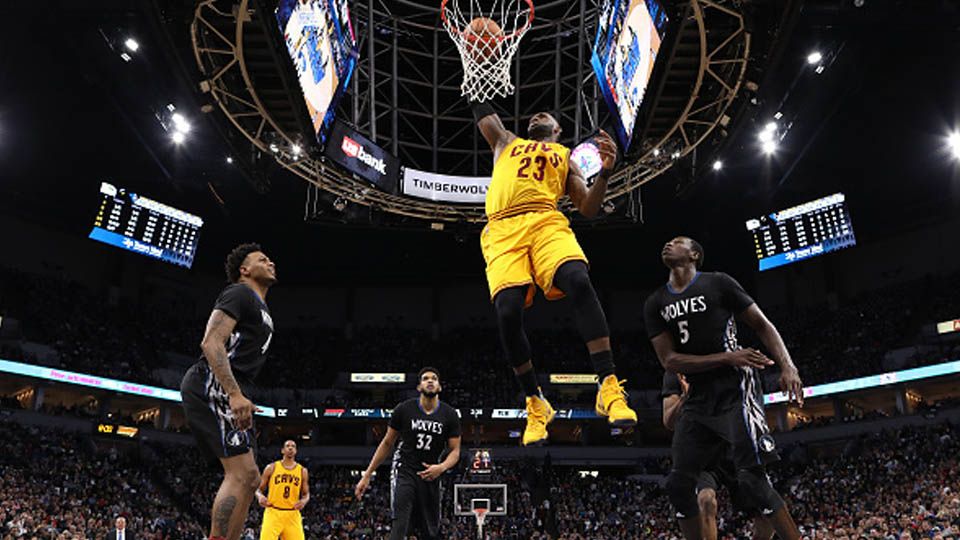 LeBron James melakukan aksi slam dunk ketika melawan Minnesota Timberwolves. Copyright: © Jordan Johnson/NBAE via Getty Images